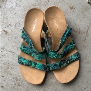 Vionic Women’s Green/Tan Strappy Sandals, size 8